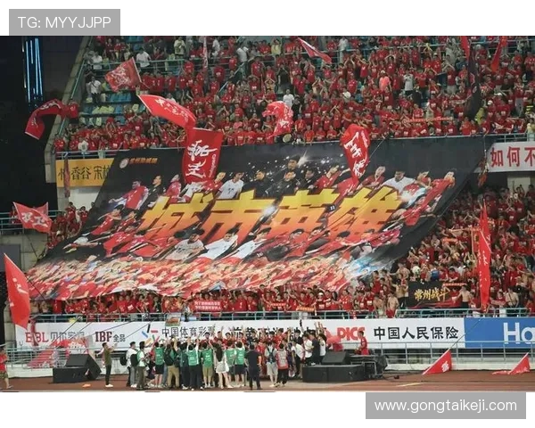 扔掉小马扎!跨省球迷夜奔 300 公里 “潜入” 苏超现场(3) 扔掉小马扎!跨省球迷夜奔 300 公里 “潜入” 苏超现场(3)