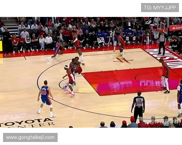 新赛季首驱逐!杜伦肘击阿门头部遭二级恶犯 新赛季首驱逐!杜伦肘击阿门头部遭二级恶犯