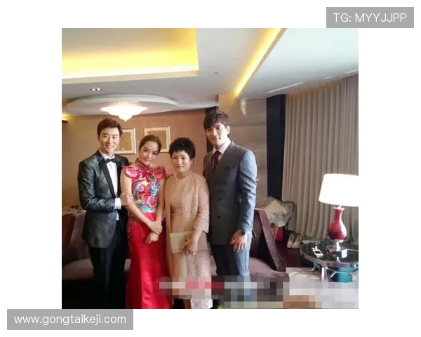 李明携子亮相世俱杯!高颜值父子同框引热议 李明携子亮相世俱杯!高颜值父子同框引热议